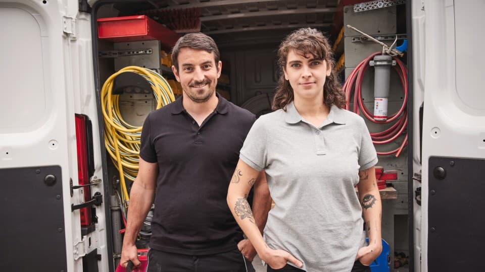 Montážnik a servisný technik Protherm pripravujú montáž.